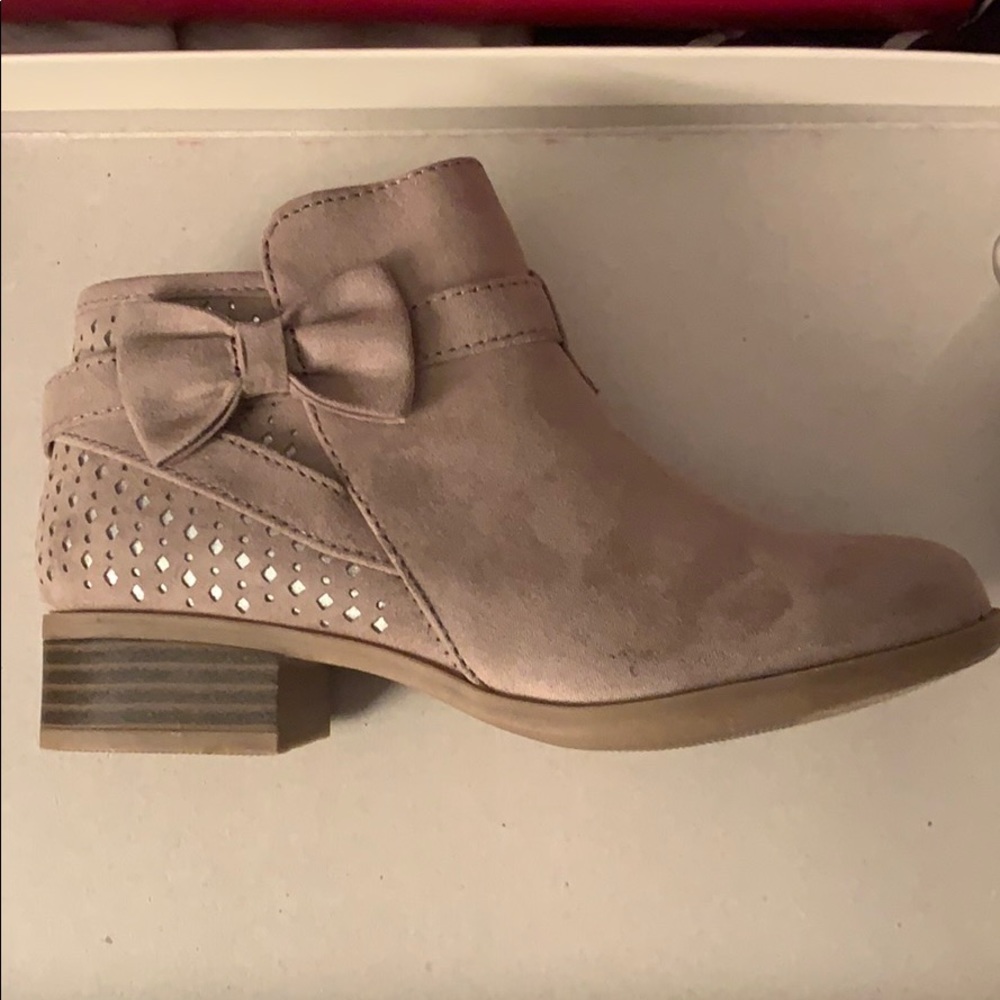 Girls boots